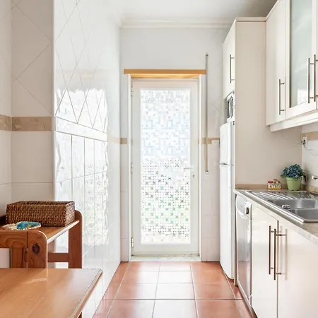 Altido Lovely 1 Bed Flat With Patio Silveira (Lisbon)